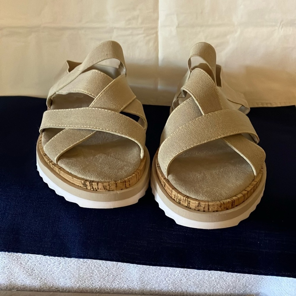 B-52 by Bullboxer Primm Women’s 7 Slip on Sandal Lt Beige stretchy straps GUC